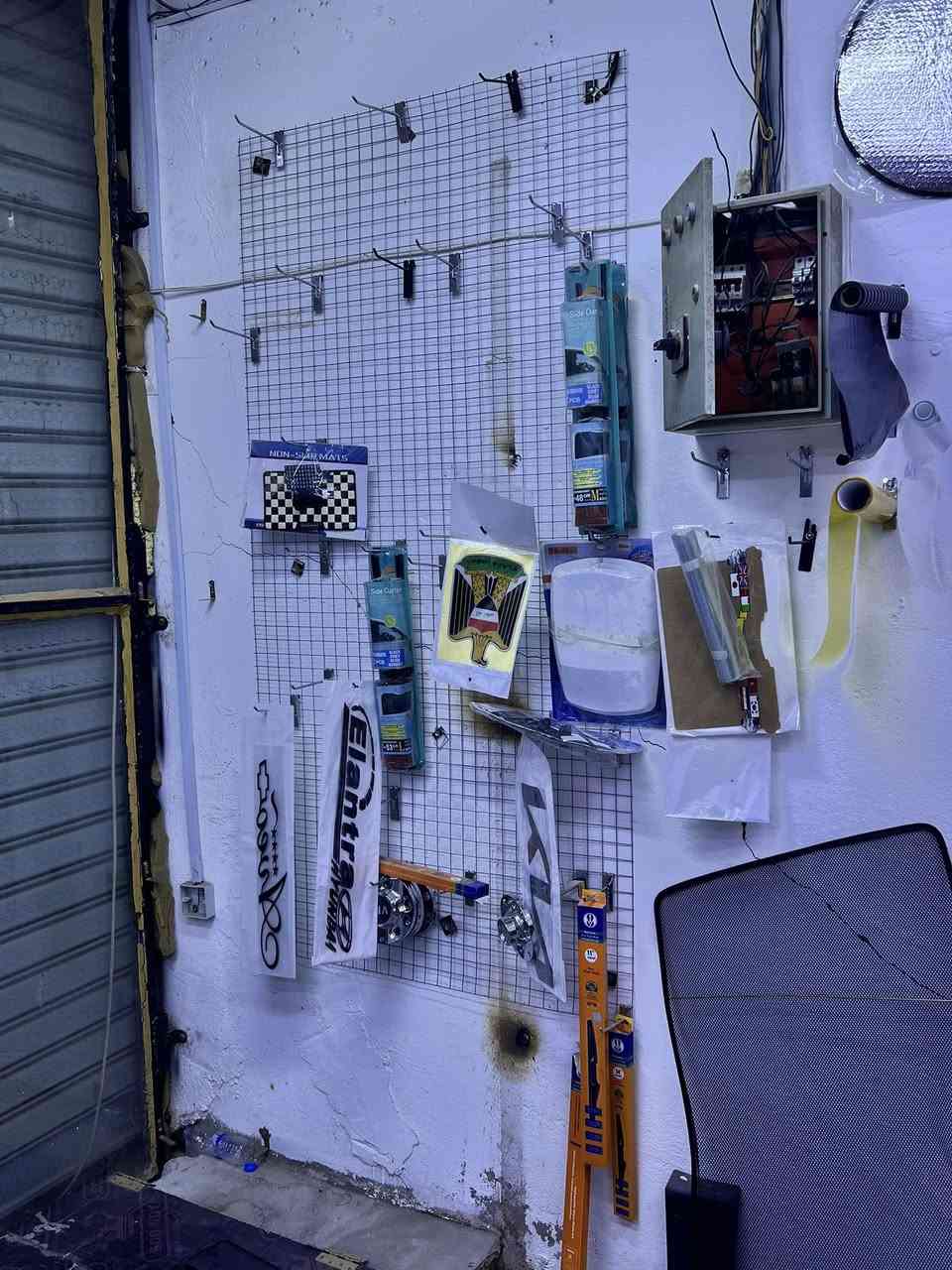 السلام عليكم 
رفوف محل للبيع 
الارتفاع 5 طوابق والعرض 3 رفوف 
يعني يصيرن 30 رف 
مشبچ حايط عدد 2 العرض متر والارتفاع مترين ونص مع 50 هوك 
عدد 25 لكل مشبچ
و عارضة سلة 3 طوابق 
الرفوف جدد من المعمل جبتهن وشديتهن عالحايط ما مفتوحات من قبل هذي اول مرة 

يرهمن للسناتر والمحلات التجارية والانشائية
مكاني 
البصرة الزبير الريسز 
*********** 
سعرهن 400 الف كلهن 
ويوجد توصيل لجميع المحافظات العراقية 🚗🇮🇶 
نگدر نرسلهن لكل محافظات العراق
