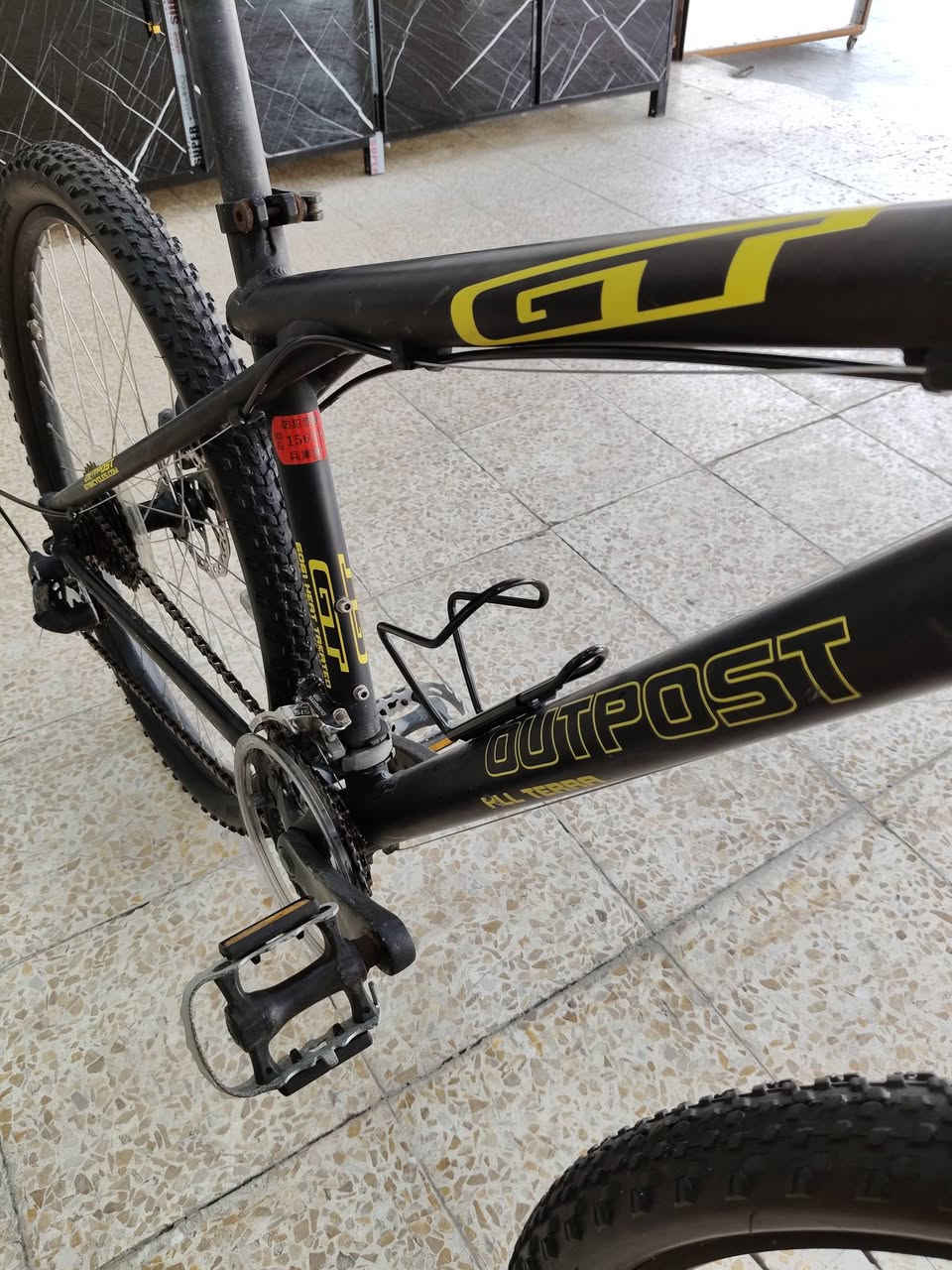 السلام عليكم اخوان دراجه ماركه 
GT Outpost
تتميز بمكونات مجموعة شيمانو (Shimano) 
تمتتاز بدبل امامي من ماركهSR Suntour  
مزوده بفرامل  قرصيه Disc brakes) 
بدالات شيمانو دفع وسحب 
النمرات 8خلفي و3 امامي 
تايرات كتان مختمه الدراجه مقعد GT
ستيران 75 مريح بلسياقه الدراجه المنيوم 
اللون اسود والسعر 225 وبي مجال 
الشراي يخابر أو خاص ***********
العنوان موصل نبي شيت يوجد توصيل
