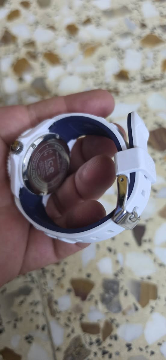 السلام عليكم ساعة ⌚️ بي ام دبليو من ماركت ice ساعة فول نضافة بس ترهم للايد الناعمه سير ربر مكاني بغداد 
الشراي يراسلني واتساب 
***********
