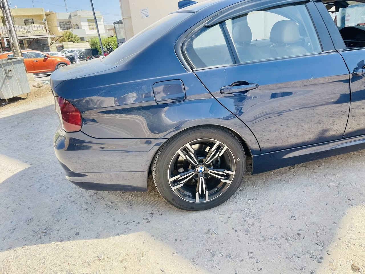 السلام عليكم e90 2011
328 i حادثها جاملع عكس السايق وشويه من الباب ومرشوشه للجماليه  *********** واتساب موجود
