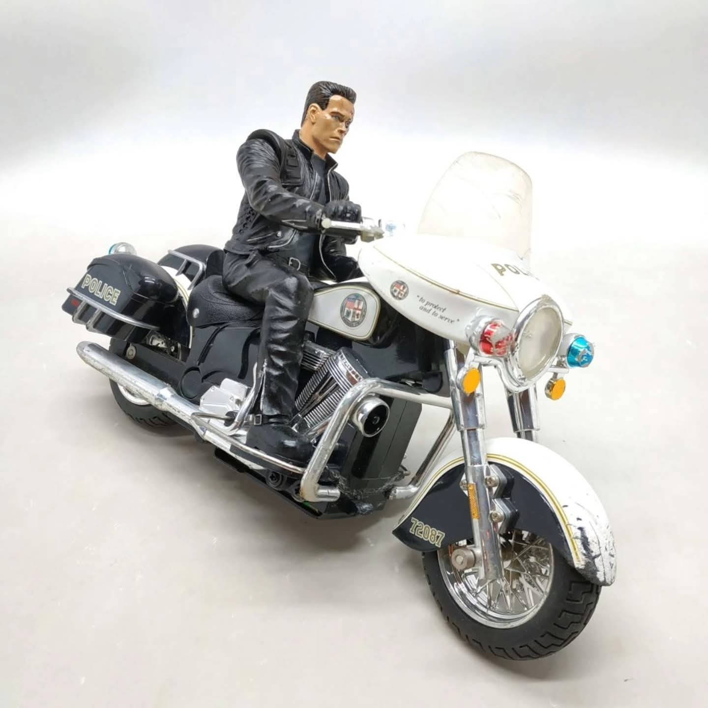 🤖🔥 لعشاق التحف السينمائية والقطع النادرة 🔥🤖

TERMINATOR 3 – T-850 & Police Bike (R/C) – مقياس 1/10
مو مجرد مجسم… هاي قطعة عرض + لعبة تحكم حقيقية بالريمونت! 🎮

✔ دراجة شرطة قابلة للحركة بواسطة الريمونت (Radio Control 27MHz)
✔ شخصية T-850 بتفاصيل واقعية جداً من الفيلم
✔ أجزاء كروم ولمعة احترافية نفس الدراجة الأصلية
✔ إكسسوارات الأسلحة الصغيرة (Small Arms)
✔ مناسبة للعرض داخل العلبة أو خارجها
✔ إصدار قديم 2003 – قطعة كوليكشن ترتفع قيمتها مع الوقت

📦 الحالة: ممتازة جداً
الكرتون موجود (بيه آثار خزن خفيفة فقط)
القطعة نفسها نظيفة وجاهزة للعرض أو الاستخدام

🎯 تصلح لـ:
– هواة التجميع
– محلات الديكور والألعاب
– هدية فخمة ومختلفة
– عشاق Terminator

📩  للحجز راسل خاص او ***********
https://www.instagram.com/iraqiretroshop?igsh=OXp3czFkYXBmOWhq

