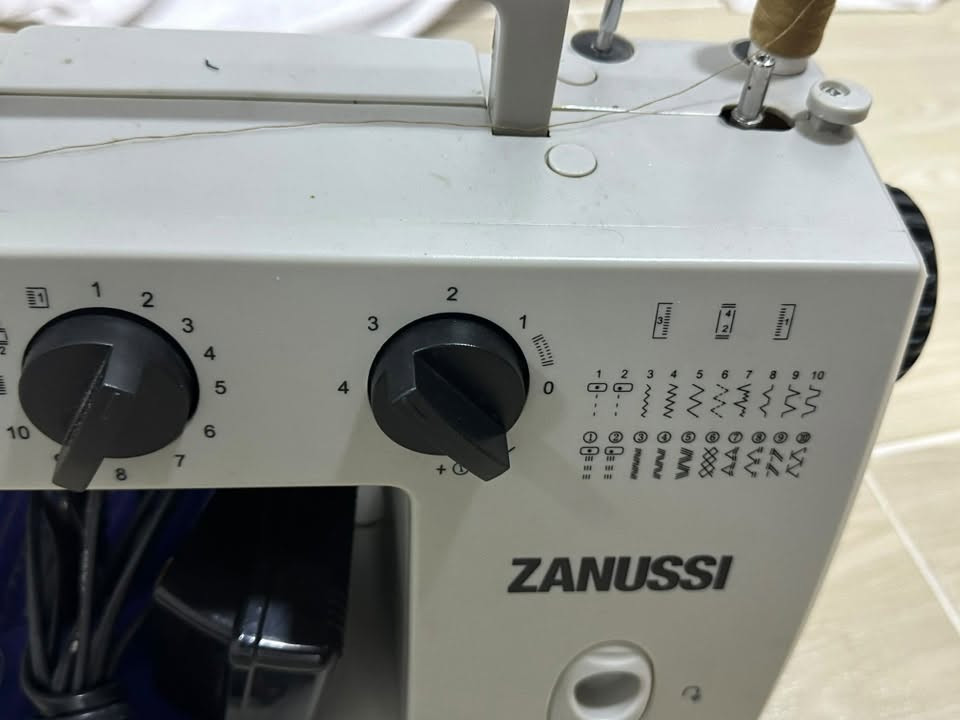 🧵 ماكينة خياطة ZANUSSI 🧵
إذا كنت تبحث عن ماكينة خياطة قوية وسهلة الاستخدام، فهذا الموديل يُعد خيارًا ممتازًا.

✨ المميزات:

* ✅ تحتوي على 10 أنواع من الغرز
* ✅ تدعم الغرزة المستقيمة وغرزة الزكزاك
* ✅ زر للخياطة العكسية (Reverse)
* ✅ دواسة تشغيل كهربائية مرفقة
* 💚 استُخدمت استخدامًا خفيفًا جدًا، وما زال الكرتون الأصلي موجودًا
* ✅ تشغيل هادئ وسلس
* ✅ مناسبة لخياطة الملابس، والستائر، وإصلاح الملابس، والأعمال المنزلية.
٦٥ الف قفل قفل 
مع توصیلل


**إذا كنت صاحب هذا الإعلان وتريد حذفه لأي سبب، رجاءا أرسل رسالة إلى الدعم الفني**