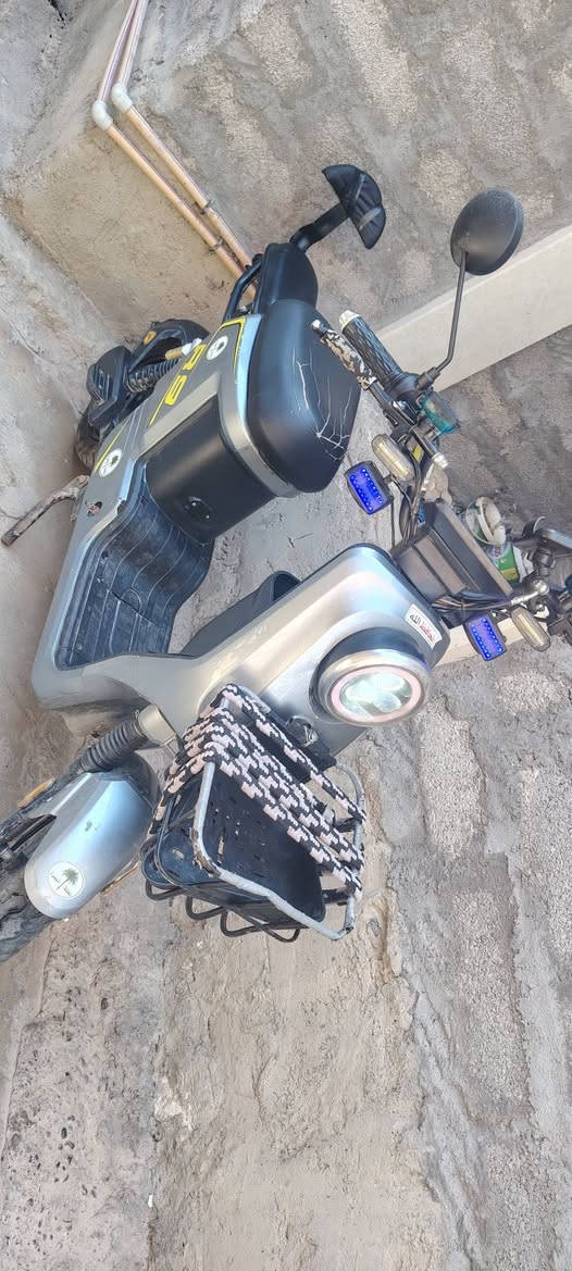 السلام عليكم 
ماطور R9 للبيع / السعر 275 وبي مجال
المواصفات/ كهربائيات شغالات كامل اشاير لايت عالي ناصي 
عدد نمر السرعات 4 وبي نمرة ترجع بگ وبي سويچات اثنين وبصمة عن بعد وكرت NFC  للتشغيل وبي مسجل بلوتوث وسماعتين شغالات صوتهن عالي .
ملاحظة : الماطور كامل مكمل بس بطارياتو منتهيات شرط حطلو بطاريات وامشي / للإستفسار ***********/ الخاص مفتوح
