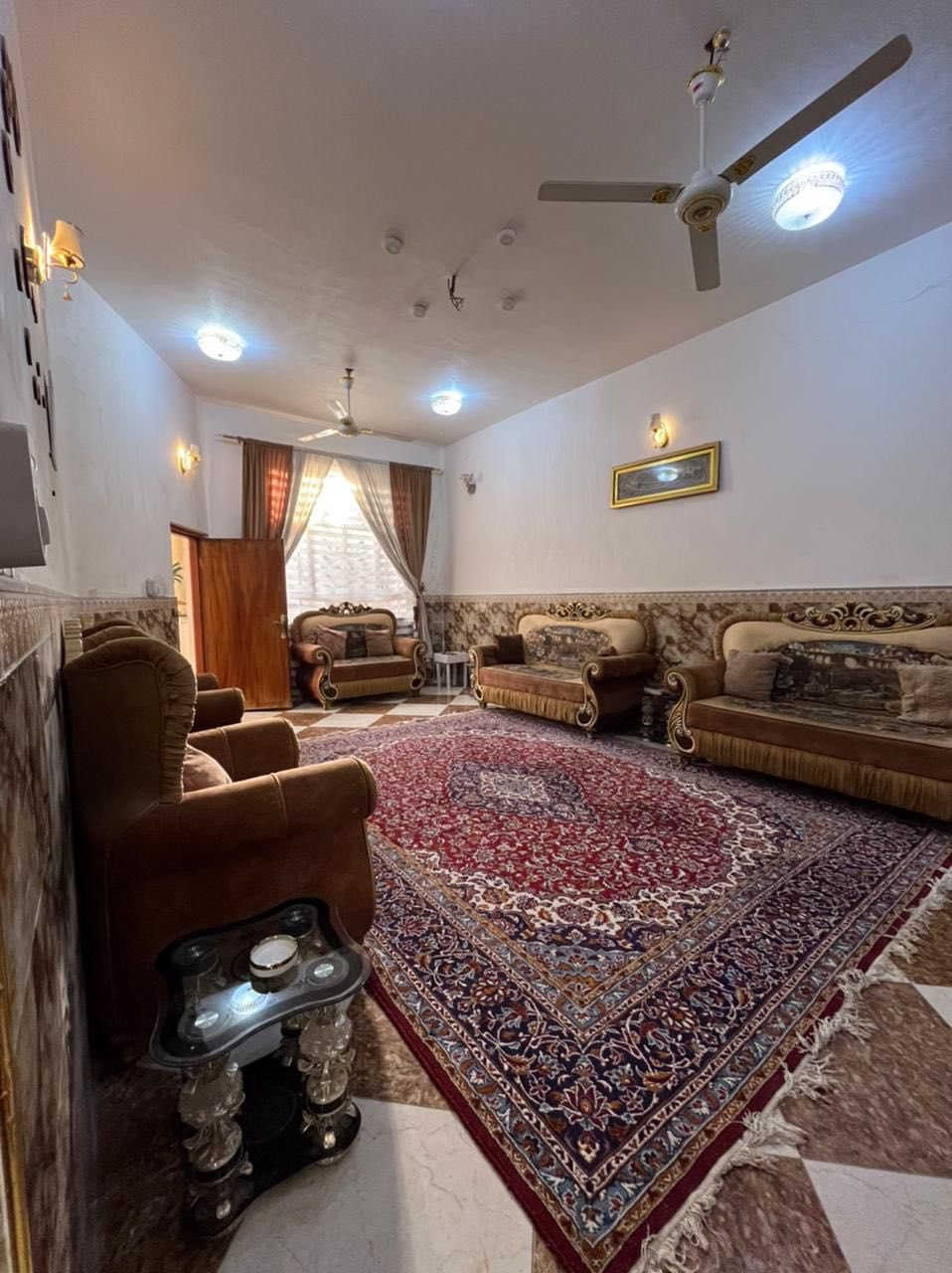المساحه 200 طابو صرف
العنوان 📍ام الخيل الثالثة شارع عشرين قرب مدرسة قطر الندى الابتدائية 
دار طابق واحد  🔹 التفاصيل:
 •  غرفتين 
 • صاله 
استقبال 
 • مطبخ
 •مجموع صحيات
 • كراج سيارة
 • سطح
للاستفسار او تواصل ع الرقم
0786 692 9926
