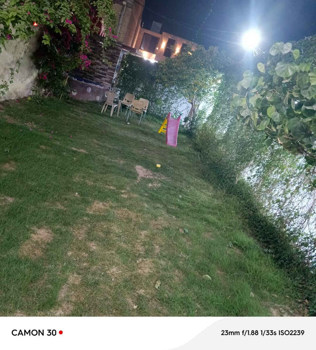 السلام عليكم
بيت للبيع  البوبيات كربلاء  نزله اسواق البرتقاله في
مجمع الخضراء مساحه 327م
تحت البناء 200م
ماء اساله قوي 
شارع عرضه 12 متر 
محولة وطنية خاصة للمجمع
مجاري رئيسيه 
حديقه 12 م
طارمه 14م
طارمه تحتوي على سقيفة كيسبان طول الطارمه
واجه10 نزال 37
يحتوي على 
2 غرف طابق ارضي 
3 غرف طابق ثاني  سويتات
سطح كبير 9م
شلال كبير
مطبخ كبير جدا 7.20*4
البيت بناء جديد 2021
سعر البيت 325 مليون 
بناء درجة أولى  
للتواصل والإعلانات *********** (واتساب ٢٤ساعه)  
بيع 🏠وشراء الدور السكنيه وقطع الأراضي#التجارية #الاستثمارية #كربلاء #عقارات_للبيع  
#مجمعات_سكنيه_كربلاء
