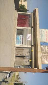 للبيع محلات مع بيت هيكل كبير المساحه ٣٠٠ متر سدت اجبور قريب على الشارع...
