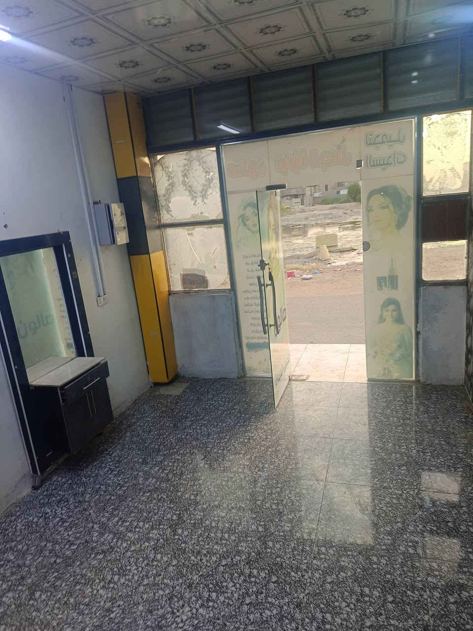 *********** محل للايجار 
في حي الأمير مقابيل المدرسة الصينية مجهز من كهرباء ومياه كان مسبقاً صالون للاتصال على رقم ***********
