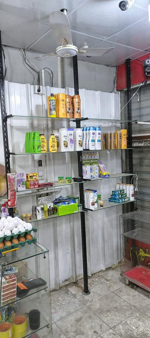 السلام عليكم ارفوف كامله 8متر خمس طوابق ورفوف جام تعليك للبيع عنواني بغداد البياع الرساله الثالثه رقم التيلفون : ***********
