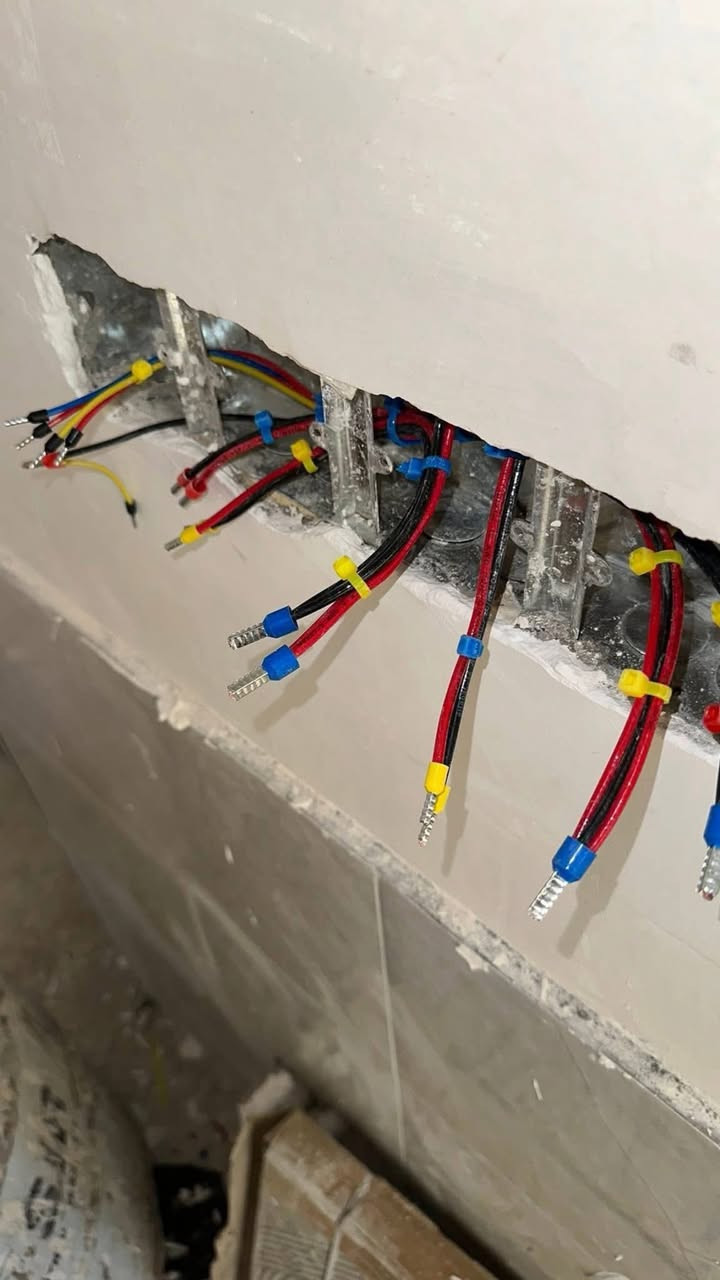 احد اعمالنا الكهربائيه مرحله التقفيل.  
مستعدون لعمل
 التأسيسات الكهربائيه بأنواعها 
بوري دفن .
..سيمنز ..
 نشر ..
 نزالات 
.تسليك
 .تشطيب 
..صيانه 
نشر منظومة كامرات مراقبه 
منظومة ستلايت 
ومنظومه ايرث 
بأنسب الأسعار للتواصل ‭0782 761 1473
