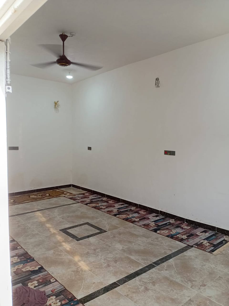 بيت للبيع زراعي مساحه 200متر بناء بلوك كهربائي اعكاده بناء حديث طابق واحد غرفتين وصاله ومطبخ واستقبال وطارمه وصحيات داخليه وخارجيه المنطقه مخدومه كهرباء مجاري ماء الناصرية لاسكان الصناعي دور سيد حمزه يبعد عن الشارع العام 75متر سابع بيت عن الشارع السعر 65الشراي يتصل ***********
