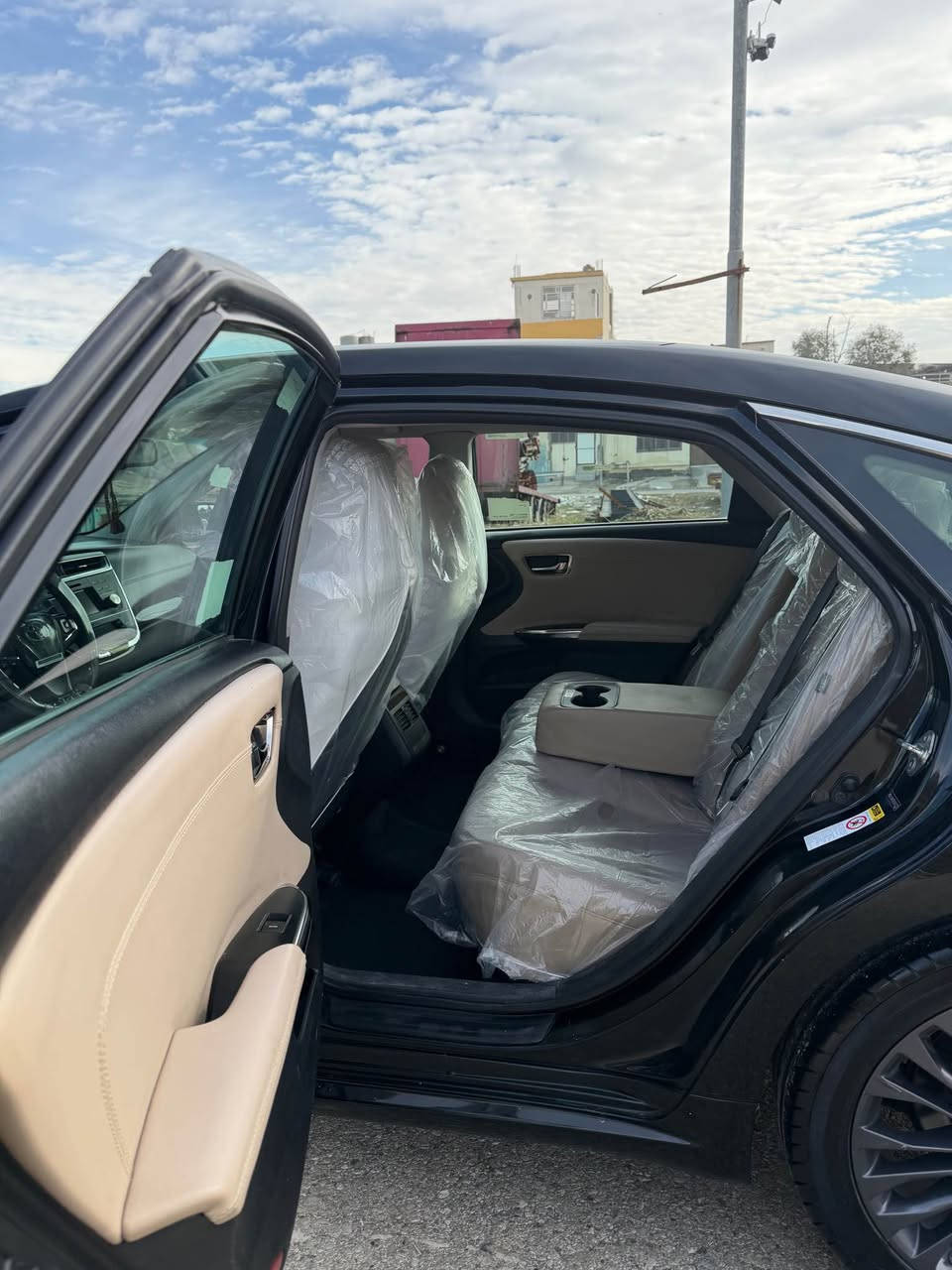 ئەڤەلۆن ٢٠١٣ مواسەفاتxle سەیارەکە ٣ پارچەی بۆیاخە بەس سەر لایتەکە کەمێک مەعجونە ئەویش بە عەیب حساب نیە  فول مواسەفاتە بەس سلایت نیە ناوزەرد کوشن جلد کوشن هیتەر بەسمە تەحەکومات سەر سوکان تەحدید سورعە سەنەویو ڕەقەمی تازەیە گێرو مەکینەی بەشەرت برخوی با نەدراوە سەوتی دیجیتاڵیشی نیە نرخی ١٥٧ مەجالێکی زۆر کەم بۆ پەیوەندی *********** السليمانية, العراق
