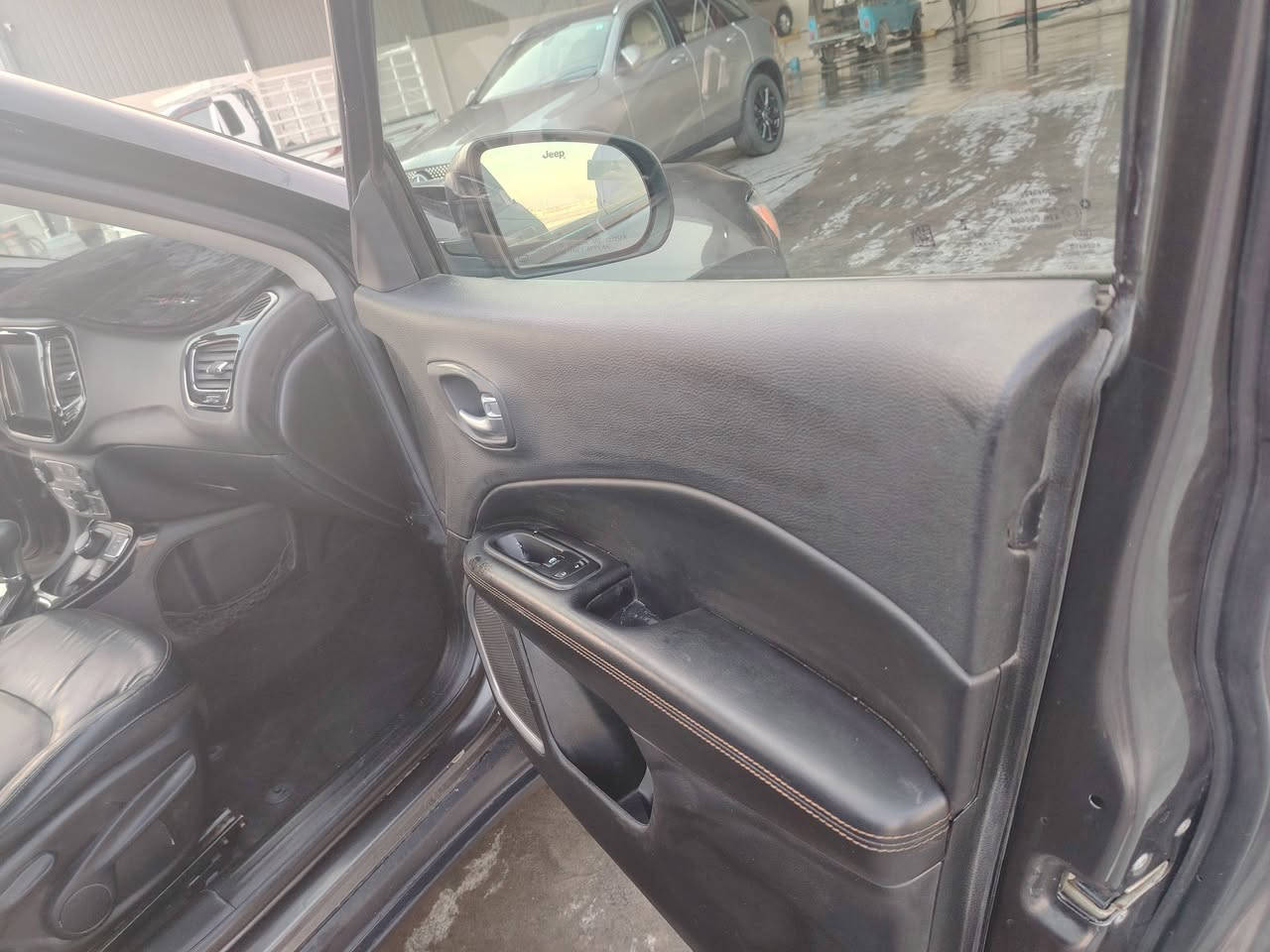 السلام عليكم ورحمة الله وبركاته //جيب كنبارص 2018
مكينه 2400 دوش  الحادث قطعه وحده التنته العليه الاماميه لسائق 
المواصفات فول معدى الفتحه. السياره لمتدد 
بعد مواصفات تعرفوها بالمتدد 
السياره مفوله خير من الله 
رقم بغداد. اتريد تحويل ثاني يوم 
السنويه صار شهرين ساقطه 
السعر 130 بيه مجال.  حق الجيه 
مكان السياره صويره واسط. 
***********
