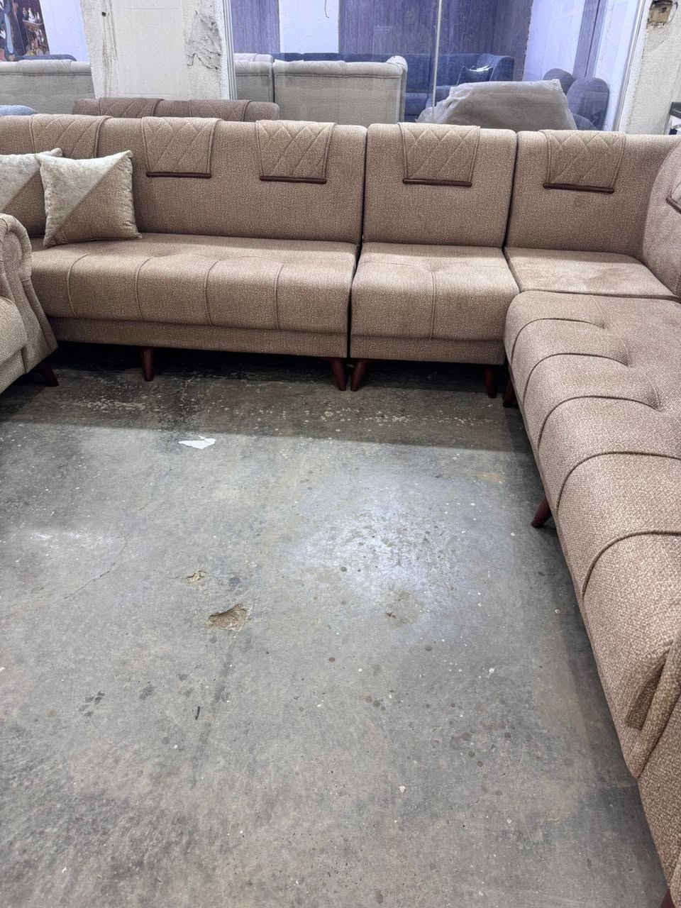 ديوان ٢٠ مقعد كورنر قياس ١٤ متر ونص تجي بيه قنفتين مفصوله مع ٢ زاويه تفصال بالدرجه خشب بلوك اسود كله الثقيل سفنج مضغوط مميز أول قماش خاولي ناعم لون عسلي مطعم ب البيجي الاوف وايت جديد من معمل يوجد توصيل عالفحص تفحص قبل الشراء استفسار *********** متوفر واتساب
