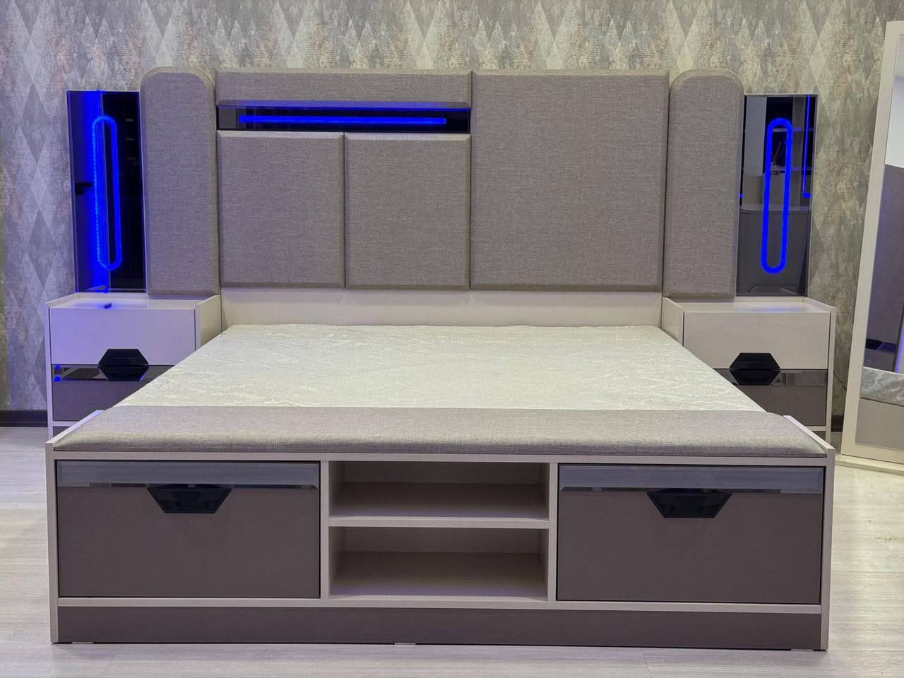 تم بعون الله تعالى حاويه 
موديل لميس 

شغل كل ثكيل كل بلوك ضهر 

10 قطع  جميع القطع اناره 

قياس كنتور 320
سرير خزن 
شازلون خزن 
الشد والنقل داخل بغداد مجاني 
حجز وستفسار وتساب 
***********
***********
