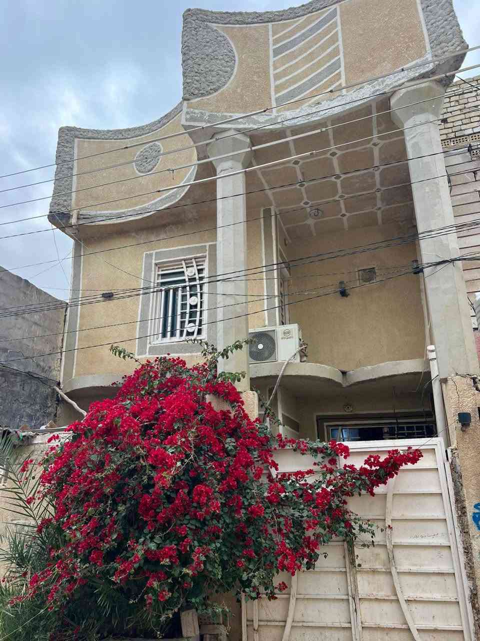 السلام عليكم
بيع مستعجل وبسعر مناسب جدا 
بيت مساحة 100 متر طابقين
كونكريت مسلح وبناء بلوك العتبة درجة اولى
الطابق الاول طرمة صحيات واستقبال ومطبخ وصالة وغرفة وحمام ومنور
الطابق الثاني صاله وغرفة وحمام وسطح بالاضافة الى السطح الثاني
كافة الخدمات موجودة تبليط ومدارس ومركز صحي مركز شرطة الدفاع المدني وكهرباء وماي يصعد للسطح بدون ماطور 
ماعدا المجاري لحد الان ما مسوينها
الموقع كربلاء المقدسة بداية شارع بني تميم خلف دائرة البطاقة الوطنية وخلف مدينة الزائرين الي مقابل جامعة كربلاء قريب جدا من طريق الزوار ويصلح حسينية او للسكن 
سند 35 مكاتبة مباشرة مع صاحب الدار
ملاحظة الدار يحتاج بعض الترميم من الداخل وينزل المبلغ من سعر البيت
سعر الدار 80 مليون
للتواصل خاص او اتصال على الرقم ومتوفر واتساب
***********
