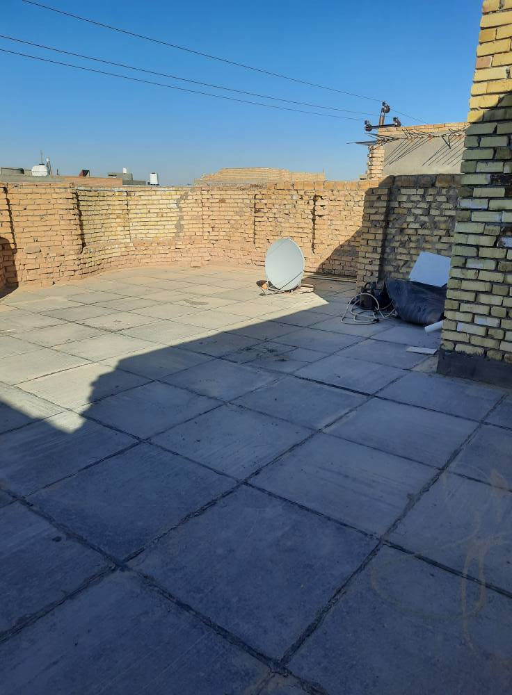 السلام عليكم بيت للبيع ١٣٠م القاطع قرب جامع الرسول بصف اسواق الصفوه بناء درجة أولى الواجهه ١٠م البيت مامطلوب اي سلفه ابيع نقدي فقط *********** غرفتين وصاله ومطبخ وصحيات واستقبال كامل من كلشي بيت جديد بناء كونكريت مسلح عالي عن الشارع (على المبادرة ما ابيع)
