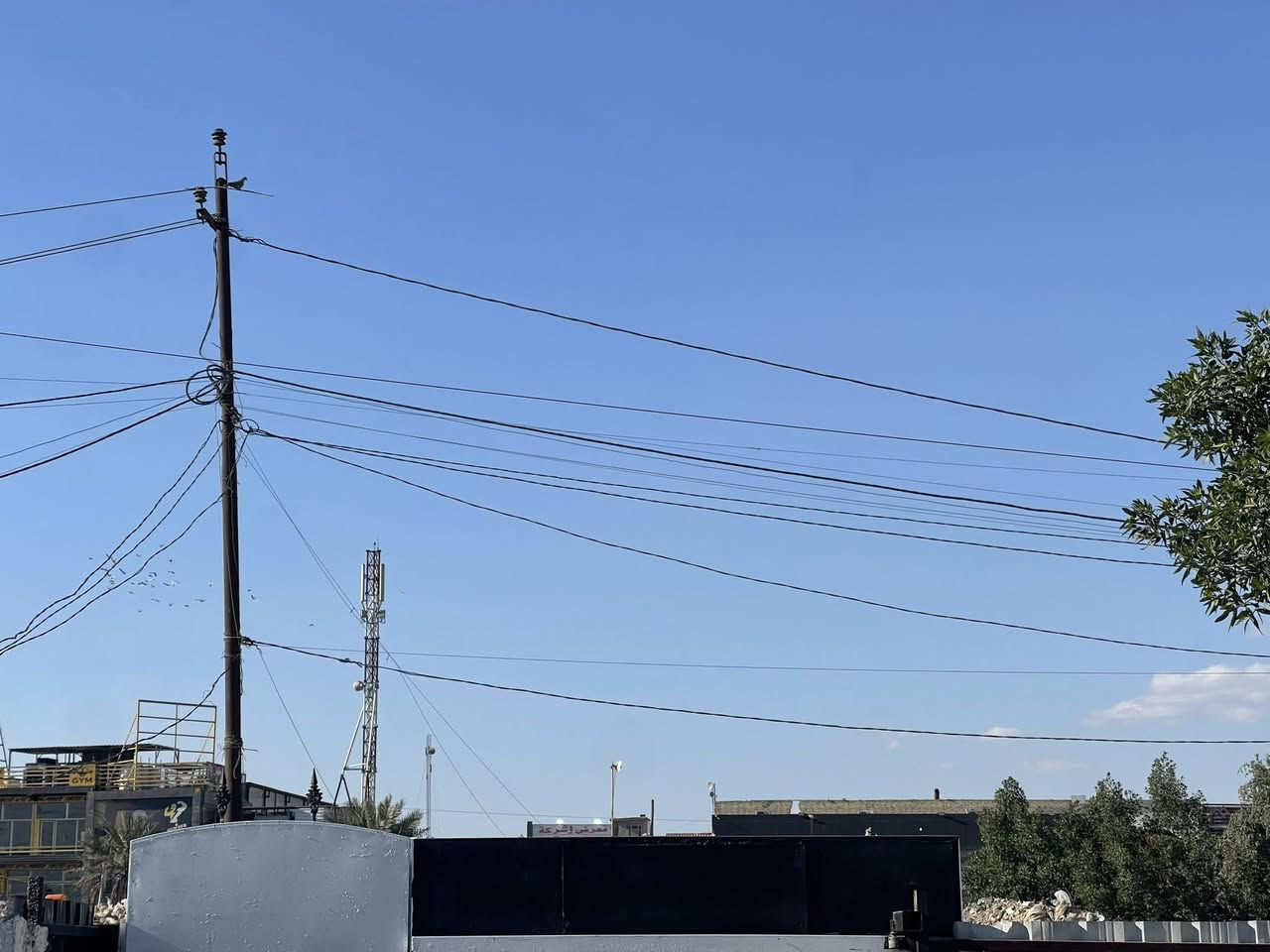 السلام عليكم للبيع بيت تجاوز مقابيل قاعه باور هاوس بيت غرفه استقبال مطبخ كراج چبير مساحه وره البيت مرمم جديد كله جديد كهرباء مي جص بورك كله جديد بعده ممسكون الي مهتم يتواصل ويه صاحب البيت واتساب ***********
