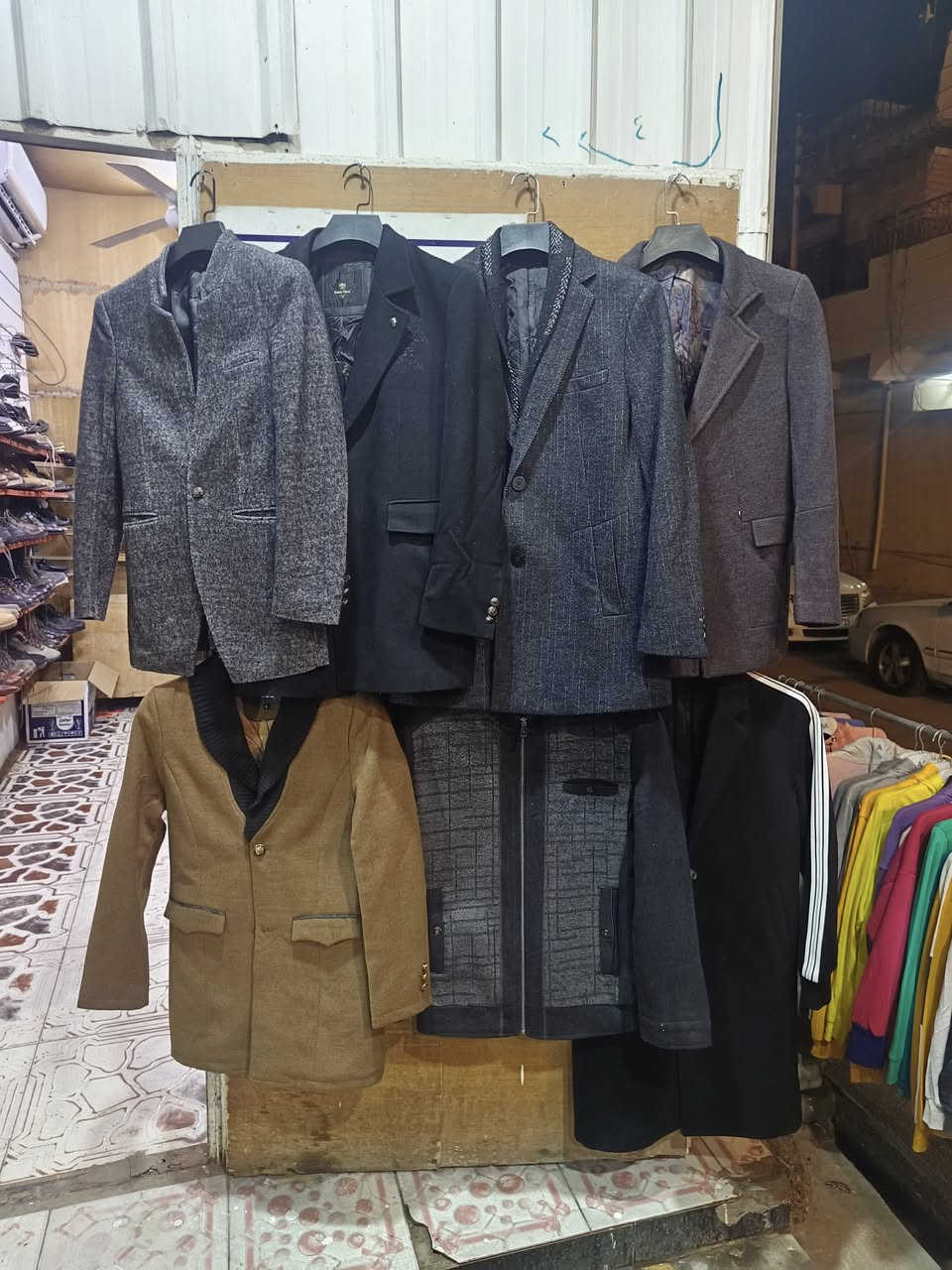 كوت رجالي
العنوان الماجديه شارع الملعب 
قرب السوق محل ابوذر 
***********
