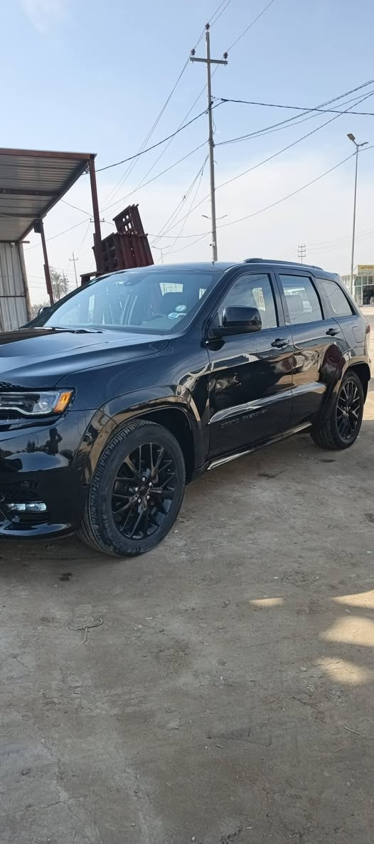 السلام عليكم 
للبيع او مراوس حسب القناعة جيب 2018 وارد امريكي حادثه بأمريكا جاملغ خلفي فقط بارد بالعراق بيها بابين رش وملونين الجاملغ وياهن نص من عنده عليها كت SRT كامل رقم بغداد 
ماشيه 119 فول ماعدى الفتحه صور الحادث مرفقة بالمنشور 
السعر 210 
للأستفسار ***********
