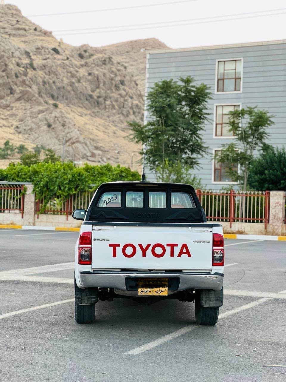 تۆیۆتا هایلۆکس مەرزیە ٢٠١٣ 
سەیارەکە یەک دەستە ١٠٠ هەزار حەقیقی رۆشتووە بتل نییە 
گێر و مەکینە و ئەکسەل بە شەرت سەیارەکە بێ مەسروفە 
بۆیاخ چوار دەرگای رەشە و دەرگای بۆدی بۆیاخە دەحم و لێدرانی نییە کەمەک تەحدیلی هەیە لە چەمەلاخی دواوە سەنەوی لە ٢٠١٥ بەسەرچوە بەناو کردن بە شەرت 
ژ.م*********** خاوەنی رانية, السليمانية
