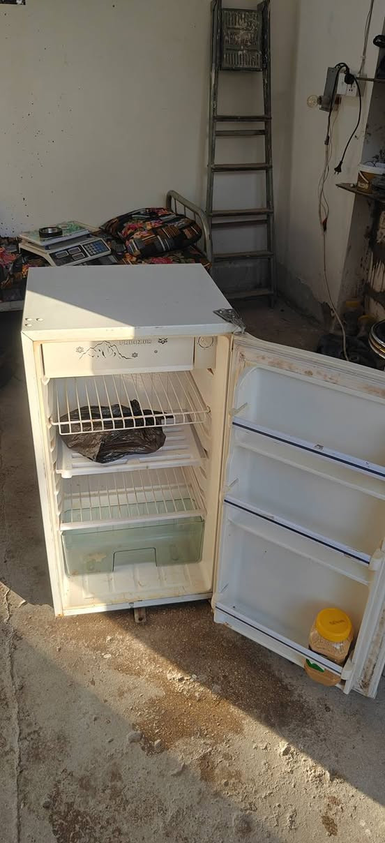 السلام عليكم للبيع ثلاجه صغيره مال غرفه شغاله مابيها ضرر شرط تجمد عنوان سايدين انصار سعرها 50 الف / ***********
