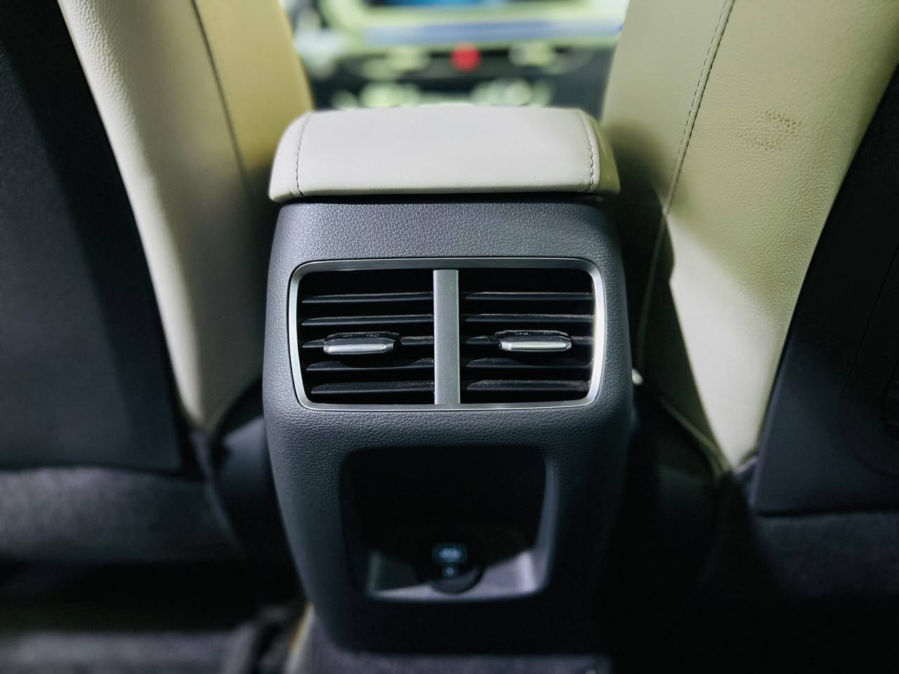 السلام عليكم اول شي نذكر رسول الله وأل بيته.
السياره سوناتا وارد امريكي .
الوان: نيلي على رصاصي 
محرك السياره : 1600تيربو
السياره بدون ارقام .فحص موقت
عداد المسافه 8000ميل
موديل السياره 2023.
حادثه : بنيد فقط.
مواصفاتها تحكمت استيرن قياده ذاتيه عداد تحديد السرعه  كامره ليليه شاشه كبيره وفتحت سقف بني رامه.
 صاحب المعرض1 علي الكرعاوي.                                         صاحب المعرض2 مصطفى شعبان.                                      رقم المعرض:***********. سعر السياره 190
