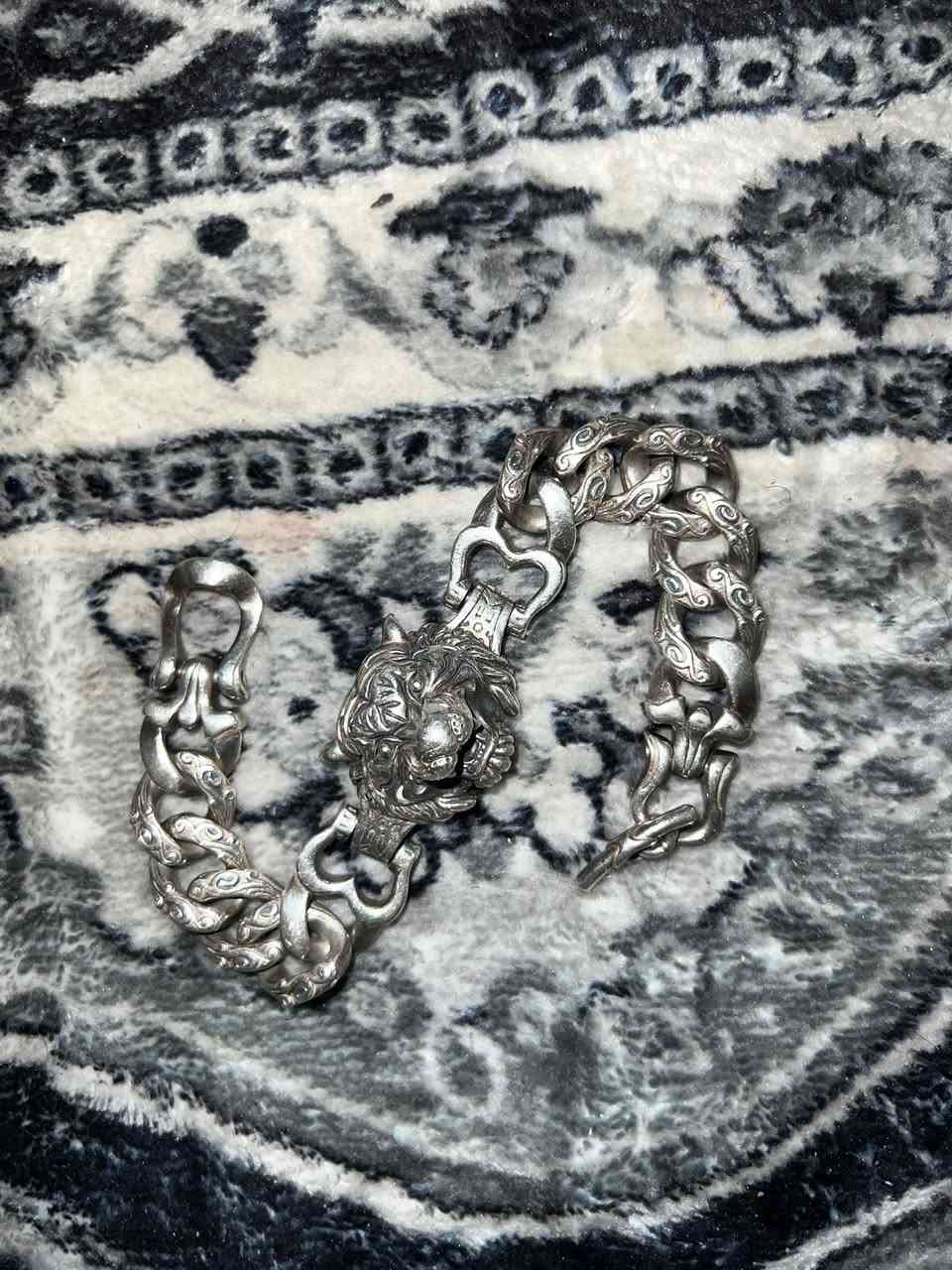 السلام عليكم شباب سوار ابو الاسد فضه مو استرليني ركز فضه تجي من باب البيت تفحصه وجيب وياك معدات الفحص اذا متفحصه لتجي وتندل بيتنه يلا تاخذه ختم 925 الوزن 86 غرام للبيع الغرام 3500 مكاني بغداد شارع فلسطين لاستفسار واتساب ***********
