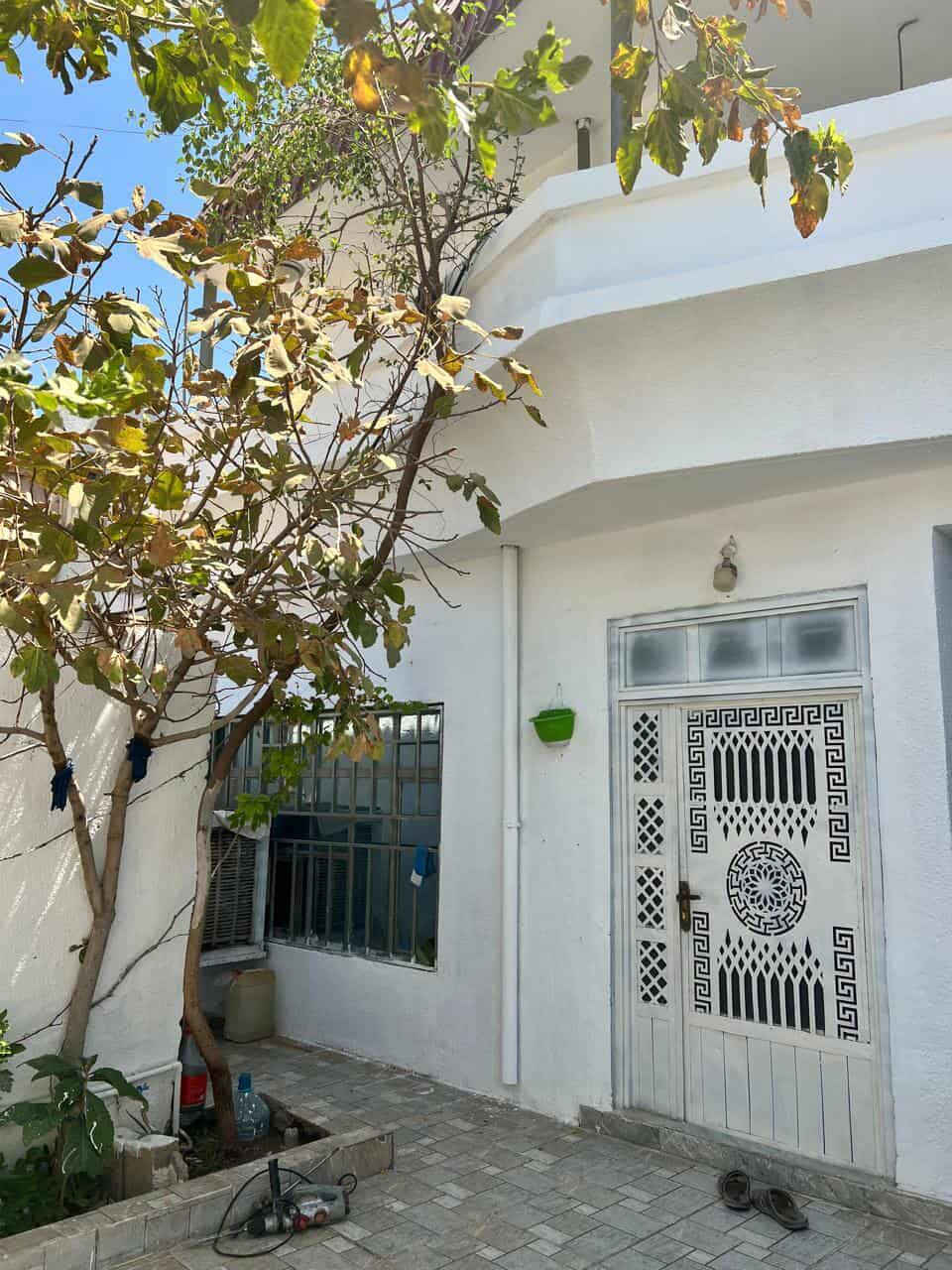 سلام عليكم
طابو بأسم شخص واحد ٢٠٠ متر طابقين
الطابق الاول
٢ غرفه نوم
استقبال
هول
مطبخ حار وبارد
صحيات
طابق الثاني
٣غرف نوم
هول
مطبخ
+٢ صحيات

ملحقات محل خارج الدار

السعر ١٦٣
عنوان حريه خلف الملعب موقع مميز قريب على السوگ وعلى شارع العام
***********
