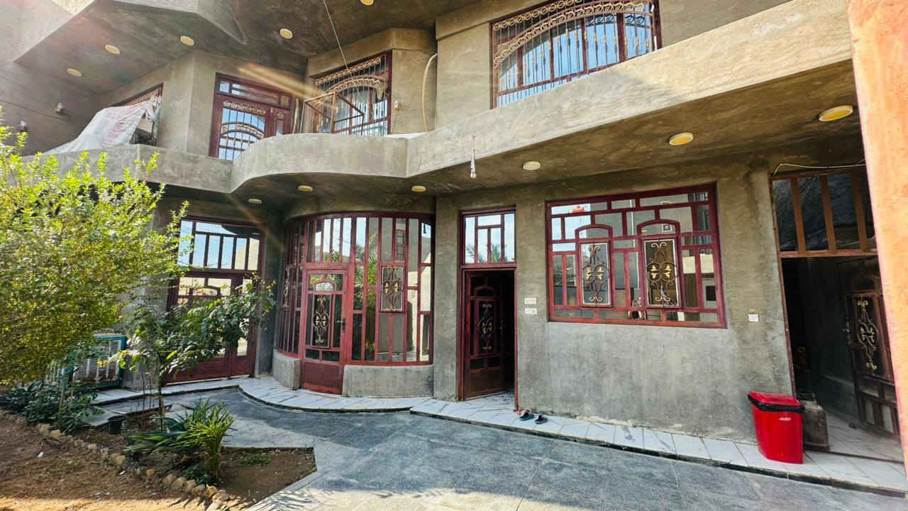 ✨دار لـلـبيـع✨

 الــمـوقــع : - حلة، ناحية ابي غرق، حي الحسين. خلف  مجمع ارض بابل الطابق الواحد 

الـمـساحــه : ٣٠٠م
………………………………
نــــوع الـعـقـار : طــابـو صــرف  

بناء سنة (٢٠١٦)

الـــواجـــهـــه : ١٥م
الـــــنـــزال : 20 م 

الـمنـطـقـه كـافـة الـخـدمــات
……………………………… 
حــالـة الـعـقـار :  بناء طابوق

 طـابـقين 

   يـحـتـوي عـلـى (٤) غـــرف نــوم - هــول  - مـطـبخ - استقبال 
مـجـمع صـحيـات 
………………………………
الـســعـر : خاص
*********************
مكتب الصادق الأمين للعقار 
نـستـقـبل جـمـيع الـعروض الـعـقاريـه ↪️
بـيع -شـراء - تـعـقيب - إجـازة بـناء - إفـراز- رهـن 
*********************
للأسـتفـسار او الأتـصـال ↪️
 📞***********
📞 ***********
