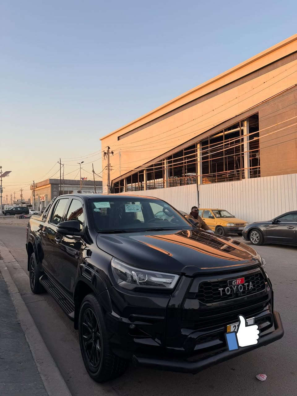 سلام عليكم للبيع هايلوكس GR
2022مكفوله سياره كلش جديده 
ماشيه ٥٤الف رقم اربيل مكاني بغداد
سعرها 395 ***********
