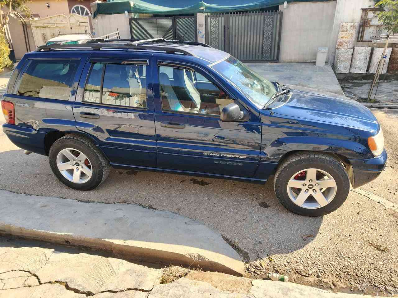 جیب شروكی لون نیلی مودیل 2000 ،تبریت حار و بارد، كیر مكینة خیر من الله 8vدواخلها كل نضیف،  كشن هیتر ،كیر اتو، دبل اكسل ، ثلاث قطع بیها سبغ بدون دواخل ،جام كاربایی ، تایات نص جبلی ،  سیار ماشاءالله حیل نظیف،  سعر77بیهامجال شویە للطیبین ، رقم آنكلیزی  سلیمانیة بسمی، رقم سنویة كل جدید***********
***********
