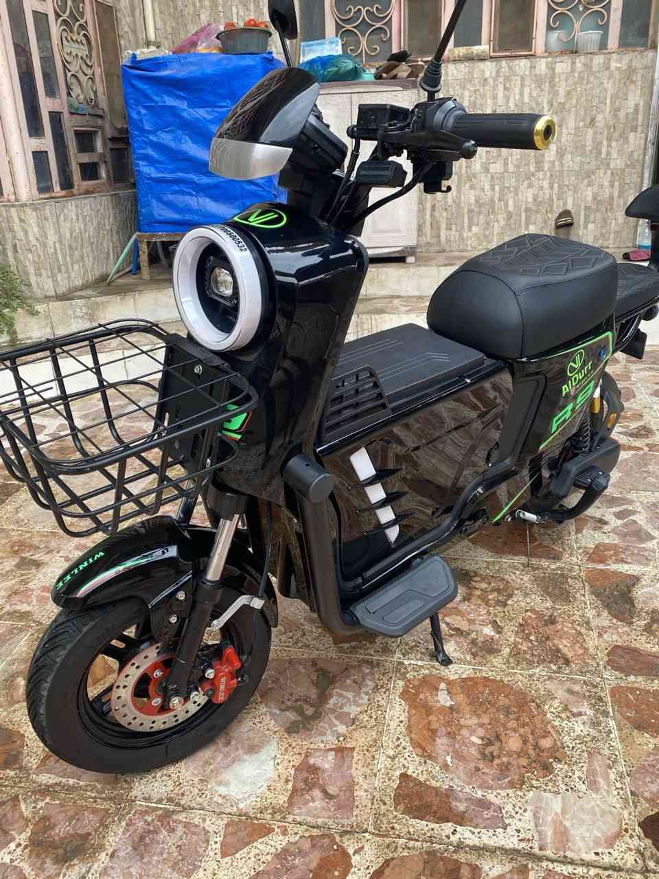 السلام عليكم دراجة شحن R9  مستعملة شهر فقط
5 بطاريات 
سويجين وبطايق 2 وبصمة 
بلوتوث ،مدخل USB للشحن
صندوق امامي 
4 كير و السرعه الاقصى 109 ومذكوره في الفيديو التفاصيل اكثر 
بريك حساس
الشحن يكفيك مسافة 40 كيلو  
مانع سرقه يوقف الدراجة مع انذار عند التحريك بدون مفتاح  

📌السعر 525 وبي مجال للأستفسار الاتصال على الرقم 

0776 161 6122
او المراسلة خاص
