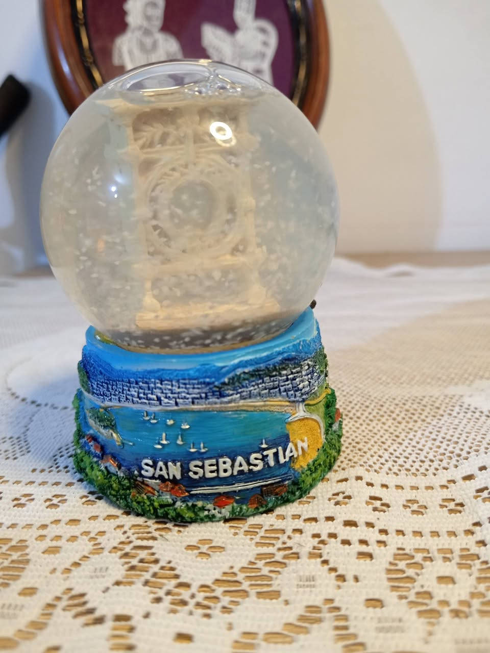 بلوره جميله جدآ
داخلها مجسم مااعرف عجينه رزن
السعر ٣٠٠٠ فقط


**إذا كنت صاحب هذا الإعلان وتريد حذفه لأي سبب، رجاءا أرسل رسالة إلى الدعم الفني**