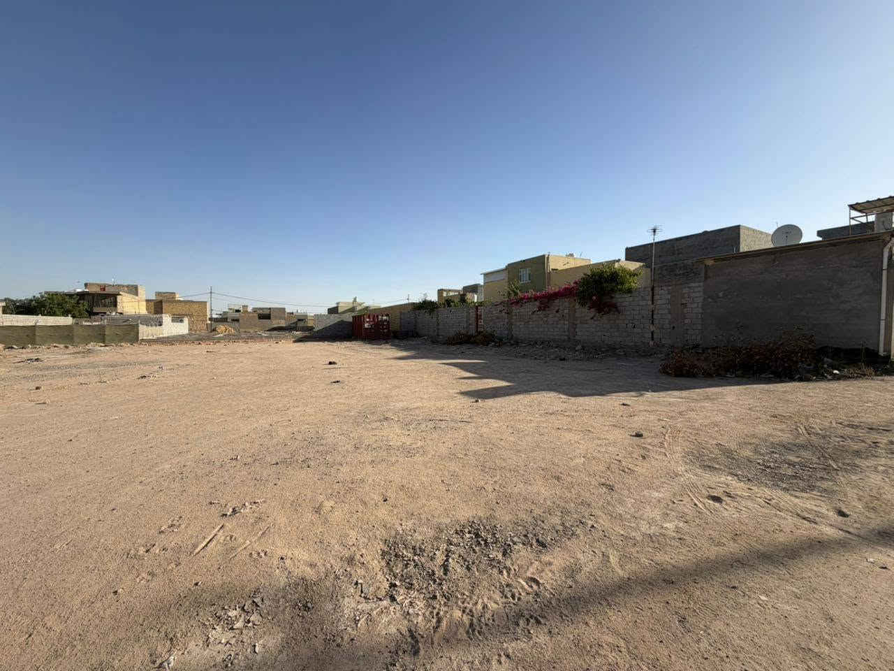 ارض زراعية مساحة 1200 م للبيع بسعر مناسب جدا جدا يتوفر  فيها كافة الخدمات من ماء وكهرباء منطقه مسكونه بالكامل ومدارس وأسواق وروضه للاطفال وتبعد عن السوق مسافة كيلو فقط واقعة خلف اسواق تلعفر  الأستفسار الاتصال على الرقم التالي او مراسلتنا على واتساب ***********

