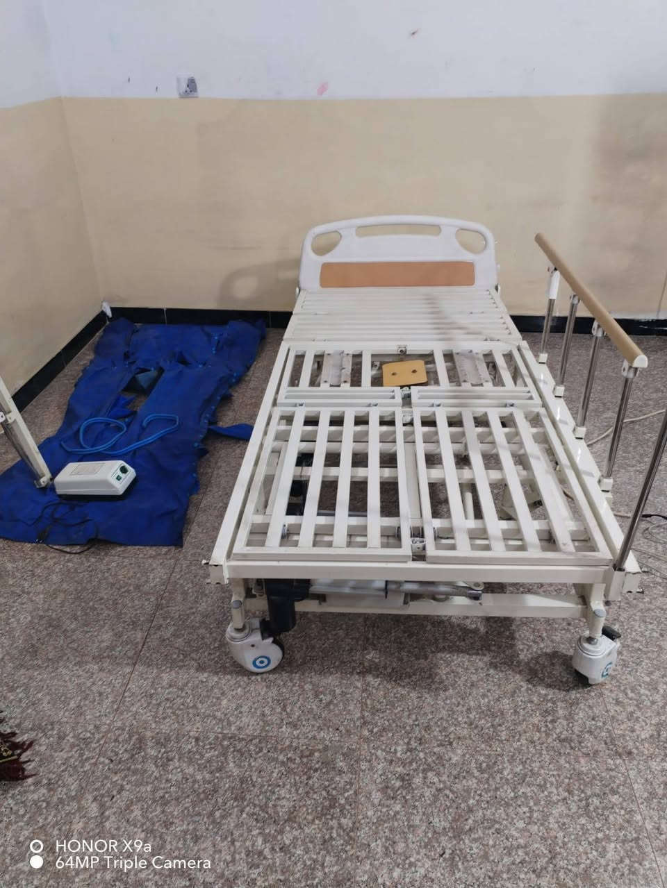 سرير طبي كهربائي بالكامل مقعد صحيه كهربائي دوشك تقرحات سرير مستخدم قيل مو صيني ريموند شغال اصلي سعر ٨٠٠ ***********
