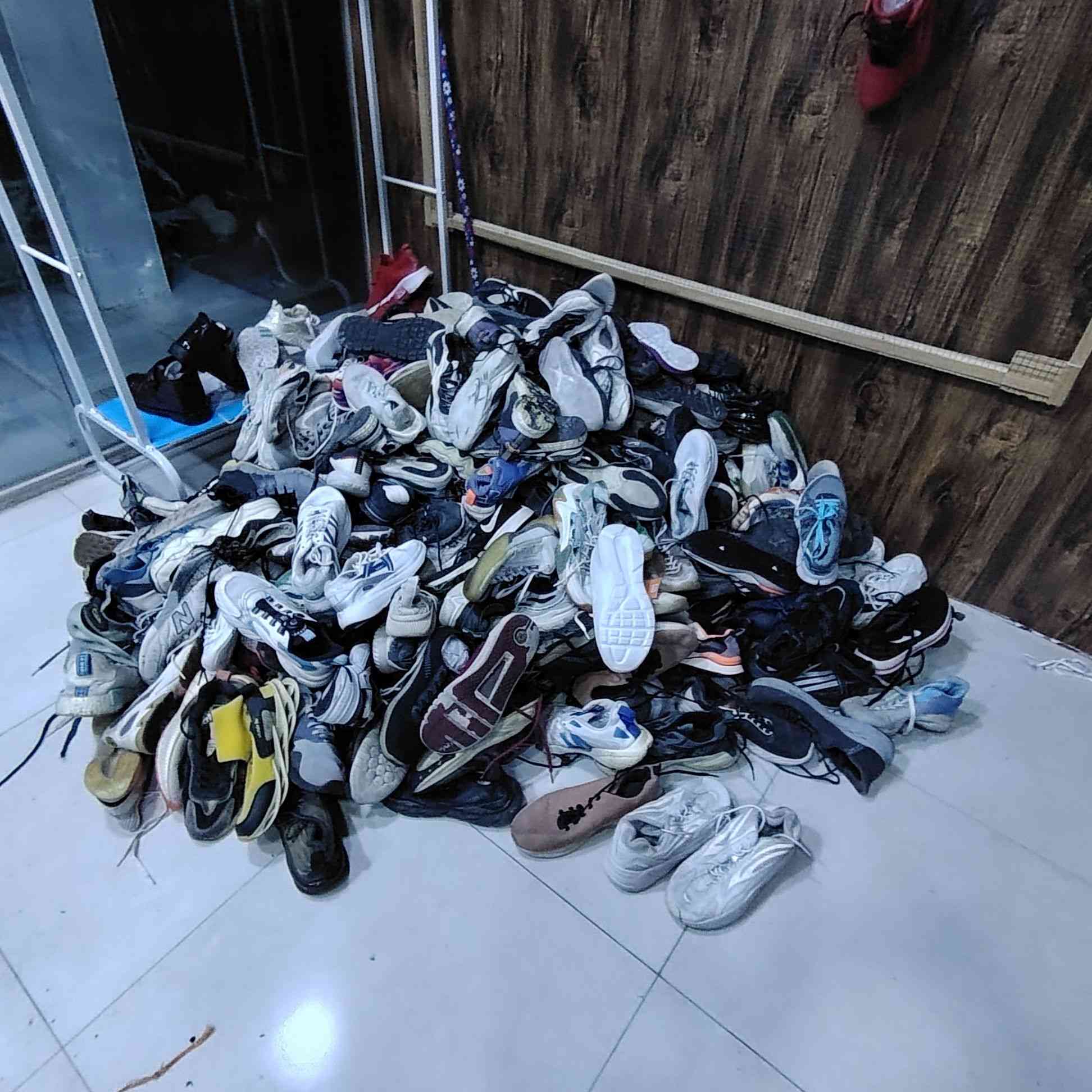 حذيه باله الاصلي اوربي  بسعر مناسب كل  واحد ع 7 تلاف. ثنين 15 عنوان رمادي صوفيه ملعب محمد حميد ***********
