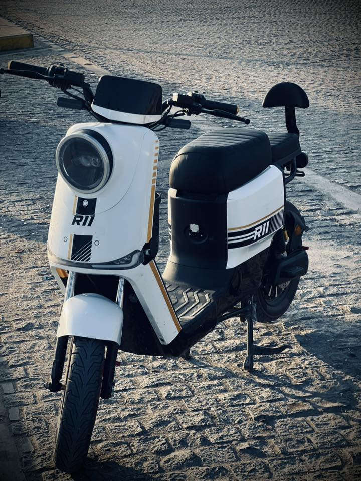 دراجة شحن مديل 2025
اصدار 2026 R11 
دراجة كامله مابيها اي نقص ماشيه قليل صارلي شهرين من خذيته كامله مكمله بطاريات جدد وشرط لفحص خمس بطاريات كبار كهربائيات كله شغاله اربع نمر دراجة جديده بل جيس 
لسعر 500 وبيها مجال 
مكاني لبصرة الجمهورية 
***********
