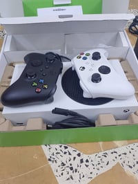 اكس بوكس سيريس اس نظيف جدا مع الكارتونه كل ملحقاته  مع جويستك ثاني  مع...