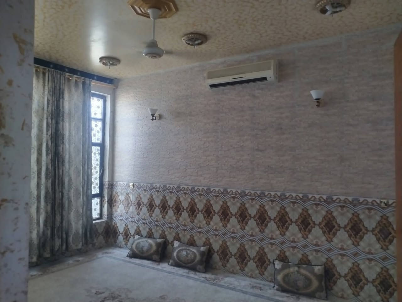 دار للبيع في حي الفخريةقرب حديقة الرايةمساحة البيت 160متر
يحتوي على
غرفه 5×5
غرفه 5×4
استقبال 5×4
مطبخ مفتوحه على هول مساحة 7×5
حمام خارجي وداخلي شرقي وغربي 
منزع جوه الدرج كما واضح بصوره يضم مكان المغسله والغساله + ثلاجه منور من جهت المطبخ ومنور من جهت غرفة النوم مساحته متر ×5
#الاستفسار***********
@الجميع
