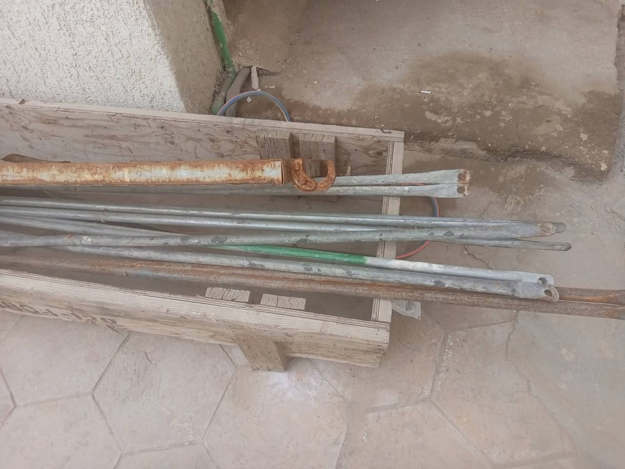 السلام عليكم
سكله بناء حديد جيد وثقيل عدد 10. اقفاص
بيهم نقص العرموطه وكم مكص كما موضح في الصوره 
للاستفسار ***********
