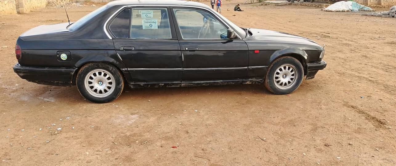 السلام عليكم بي ام 735 موديل 93 رقم اخضر السعر 25 وبيها مجال العنوان الموصل  ناحيه ربيعه ــــــ رقم 
***********
