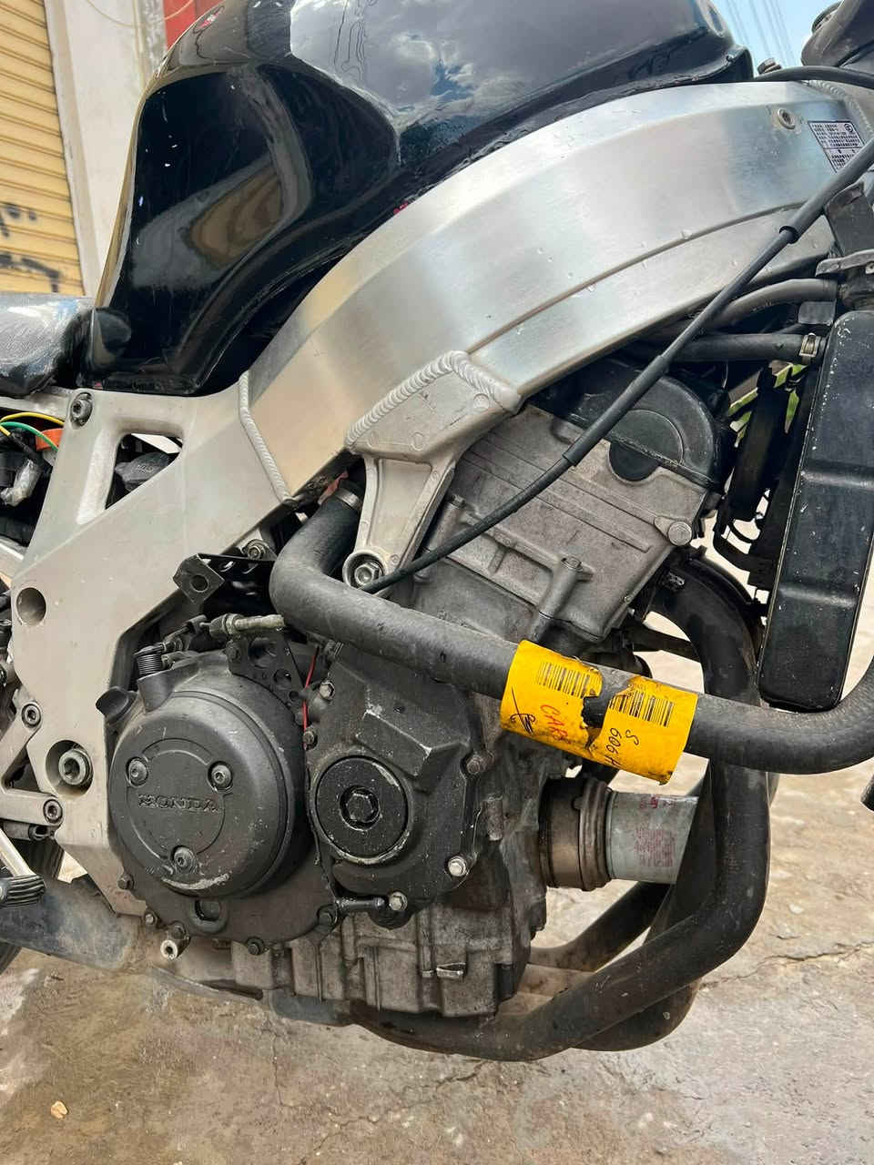919CBR بۆ فرۆشتن
بێ کێشەی بەس کەڤەری شکاوە مەکینە بەشەرت
پلاک رۆن تازەیە کابرێتەی پاک کراوەتەوە مەزبویت
کارەبای هەمووی مەزبووتە
۸گەلا
شوێن چەمچەمال
***********
