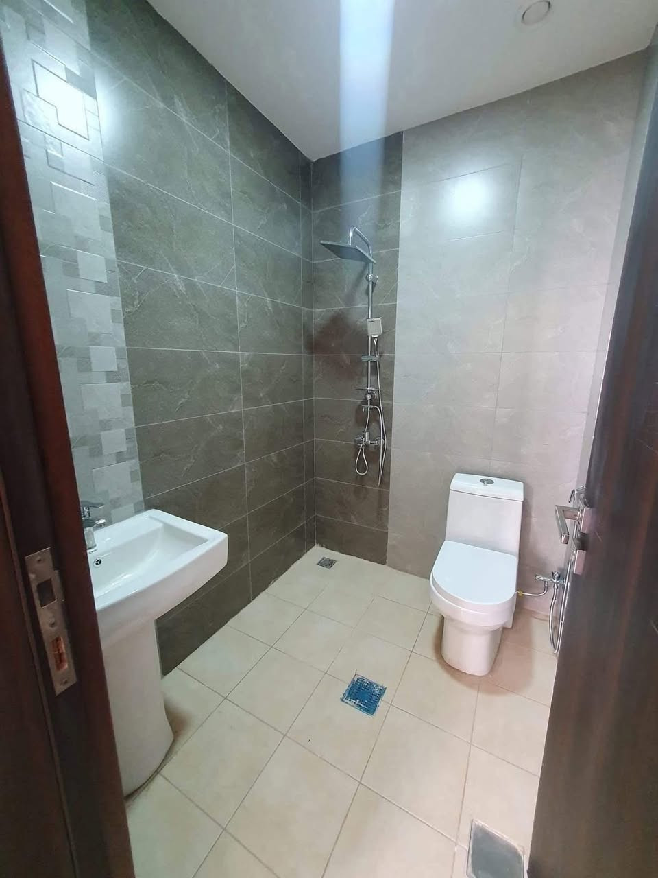 شقة للبيع في مجمع الزهراء السكني  الزعفرانية مساحة الشقة ١٦٠ تحتوي على صالة ٣ غرف نوم حمامين +صالة+ بلكونة + مطبخ للتواصل ***********
