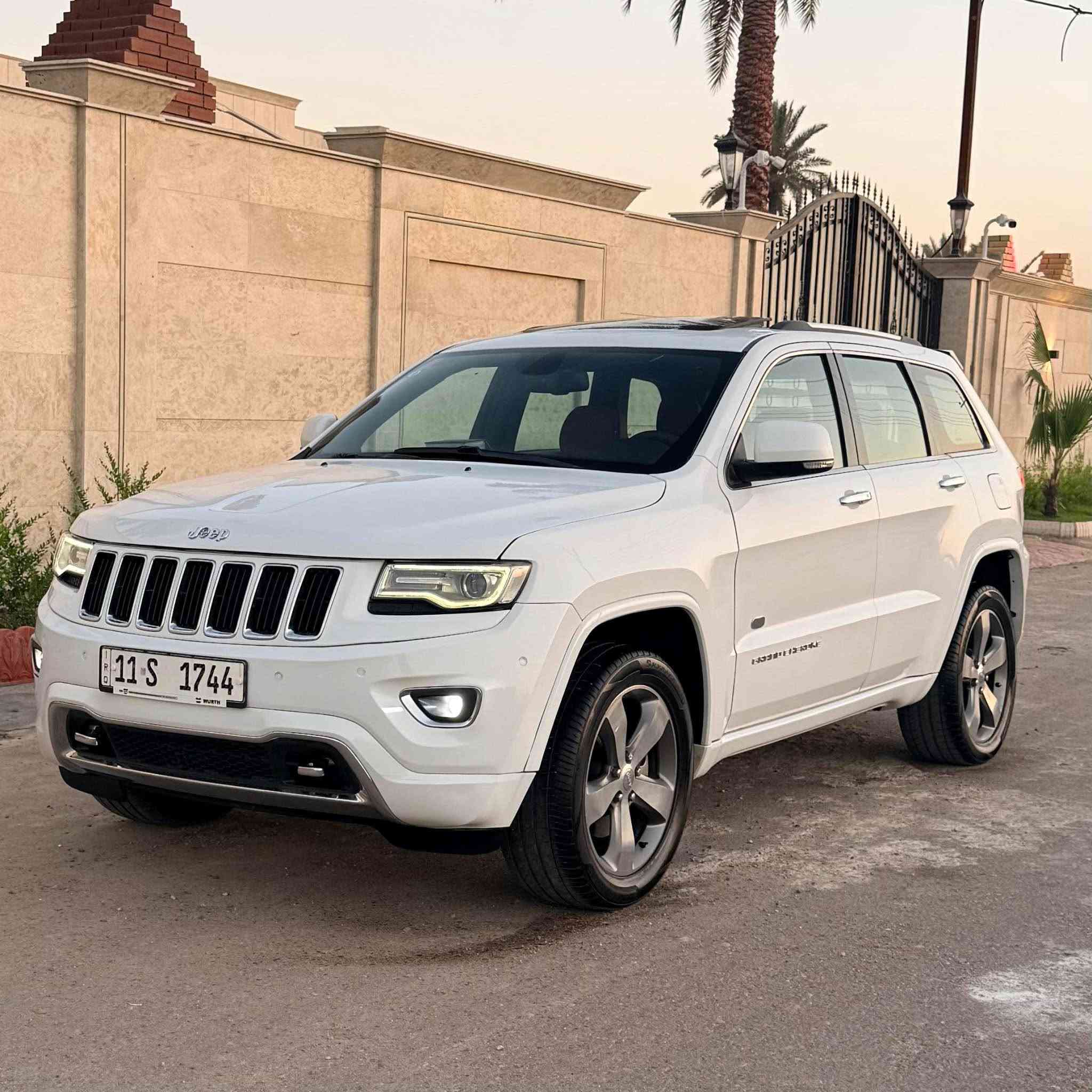 اوفر لاند موديل 2014خليجي

فول مواصفات 

داخل ملكي

المحرك : V6.  3.6L

ماشية 190 الف كيلو

 رقم بغداد حلوه شبه مميزر بسمي

المواصفات 

* دفع رباعي 4x4 . 

* سقف بانوراما . 

* نظام التعليق هوائي (جكات) . 

* ستيرن كهربائي . 

* لايت الأمامية زنون . متحرك 

* كشافات الضباب زنون .     

* تشغيل عن بعد .

* صندوق كهربائي .

* داخل مشمشي  .

* حفظ وضعيات الجلوس (ميموري) . 

* المقاعد الأمامية كهربائية .

* المقاعد الأمامية تبريد وتدفئة .

* سستم صوت الباين. 12 سماعه مع دمام خلفي

* حساسات أمامية

* حساسات خلفية .

* كاميرا خلفية .

* تدفئة ستيرن . 

* بخاخ ماء على المصابيح الامامي.

* المرايا الجانبية قلابه

* مرايا متحسسه للضوء العالي . 

* مقود السائق من الخشب . 

* بلوتوث تلفون . 

* محدد سرعة . 

* نظام التشغيل والاطفاء الاوتوماتيكي ( Auto Start System ) .

رادارات جانبية 
نقطه عمياء
وبعد بيها هواي مواصفات

سيارة انطخت بيدي صار بيها صبغ بنيد 

اخشوم جاملغ فقط لباقي كفاله بدون دواخل بدون ايرباك موجوده صورها لمن انطخت 

سياره بالحقيقه احلى من اصور 
مكان السياره بغداد الدوره
*********** بغداد, العراق
