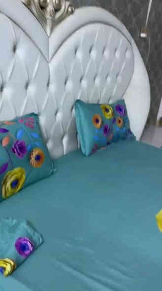 السلام عليكم 
غرفة اخشاب موصى بالنشر 
للفائدة غرفة تركية درجة اولى 
انعرضة هاي الغرفة وصعدت ترن 
لان جانت الوحيدة في دخولهة العراق 
وماكو اختهة  نضام بيبان سلايت سجة تجدح 
الانارة شغالة 
مستعملة جداً نظيفة ما بيها زلغ ولا شخط 
فقط على باب الزوج تفيدة لان كلش جديدة وبيهة مجال المكان القاهرة 
*********** متواجد واساب
@الجميع بغداد
