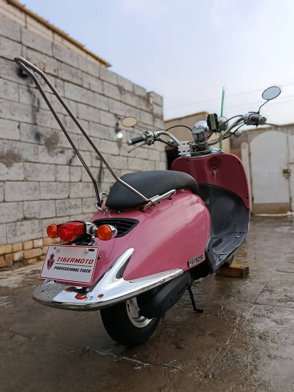 السلام عليكم (دراجة جوكر للبيع)
شغالة سلف مكينة ناعمة جداً 
كهربائيات كلهة شغالة كيج مال سرعة شغال 
لدراجة جاهزة من كلشي 
لسعر ٨٥٠ وبيعة مجال 
مكاني ديوانية حي فرات
لرقم ***********
