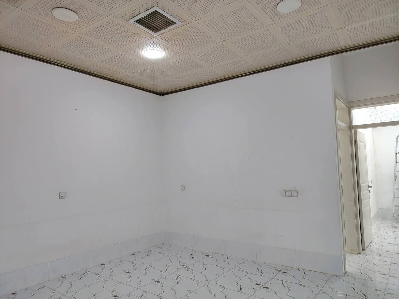 کـــــــــــــــــــــــــــــــــــــری کـــــــــــــــــــــــــــــــــــــــــــری
قـــــــــــــــاتی بـــــــــان ژێـری دووکـــــــــــــــان 125مترە
دکـتدی بـۆکـــــــــراوە پـەلـەبکەو فەریایکـــــــــــــــــەوە
دووژووری نـوستن  سـەرجادەی 100ماڵکــە لافەی شـــادی

 *********** پـاشـــا*********** پـاشــا 22
