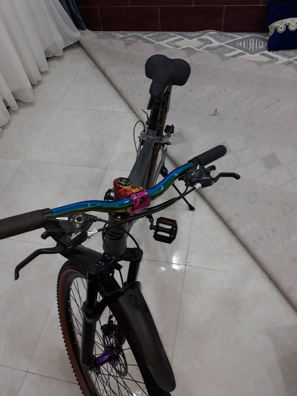 السلام عليكم بايسكل جبلي للبيع 
نوع البايسكل DSMAياباني
البايسكل المنيوم والكيبلات داخليه
 بريكات دسك من شركة شيمانو اليابانيه
ستيرن عريض سبع الوان
 دبل امامي 
كير امامي 3نمر وكير خلفي 7نمر البايسكل جديد ويخبل اسف عله الاطاله
سعر البايسكل 160وبي مجال بسيط حك جيتك 
خاص او واتساب ***********
