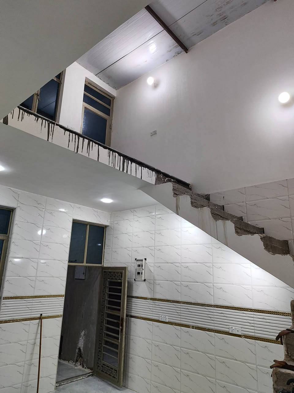 بيت للبيع المساحه ١٢٠ متر الواجهة ١٠والنزال١٢ يحتوي على استقبال ومطبخ صاله وغرفتين نوم ومنورين وحمام طابق واحد جاهز واحد على واحد العنوان الزعفرانية شارع سكلة الركابي خلف الحسينيه الامام علي الفرع الاول *********** ابو سجاد
