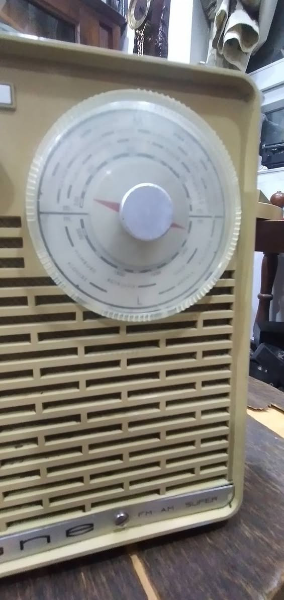 جهاز  راديو ترانزستور كلاسيكي نادر من طراز Piccolone،  من إنتاج شركة SABA الألمانية العريقة (غالباً موديل من أوائل الستينيات). يتميز هذا الراديو بتصميمه الذي يجمع بين البساطة الهندسية والفخامة التقنية لتلك الحقبة.
​إليك التفصيل الفني والجمالي لهذه القطعة:
​ المواصفات التقنية (من الواجهة)
​نظام الترانزستور: مكتوب عليه "10 Transistor"، وهو ما كان يعتبر طفرة تقنية في وقته، حيث تضمن هذه الترانزستورات جودة التقاط عالية وصوت نقي مقارنة بالأجهزة الأقدم.
​الموجات والترددات:
​الميناء الأيسر: مخصص لموجة الـ FM (ترددات من 88 إلى 104 ميجاهرتز).
​الميناء الأيمن: مخصص للموجات الطويلة والمتوسطة (LW/MW).
​أدوات التحكم: يحتوي على ثلاثة مفاتيح في المنتصف:
​AFB VOL: للتحكم في التشغيل ومستوى الصوت.
​TONE: للتحكم في حدة الصوت (Bass/Treble).
​FM-L-M: مفتاح التنقل بين الموجات الثلاث.
​2. التصميم الخارجي
​الهيكل: مصنوع من البلاستيك المقوى (Bakelite أو بلاستيك عالي الجودة) بلون "كريمي" أو بيج فاتح، مع مقبض علوي جلدي مريح للحمل.
​الشبكة الأمامية: صُممت بشكل خطوط عرضية متقطعة تسمح بخروج الصوت بوضوح وتمنحه مظهراً كلاسيكياً (Retro).
​الميناء (Dials): الأقراص الدائرية الكبيرة شفافة مع مؤشرات حمراء دقيقة، وهي علامة مميزة لتصاميم الستينيات الأوروبية.
​ القيمة التاريخية
​علامة SABA الألمانية كانت منافساً قوياً لشركات مثل "تيلفونكن" و"جرونديج"، وتعتبر أجهزتها اليوم من القطع المرغوبة جداً لدى هواة جمع الأنتيك لجودة صناعتها وطول عمرها الافتراضي.
​يُطلق عليه اسم "Super" (مكتوب في الزاوية اليمنى السفلى)، وهي إشارة إلى تقنية "Superheterodyne" في استقبال الإشارات اللاسلكية.
​نصيحة للعناية بالقطعة:
​بما أن الهيكل من البلاستيك القديم، يُفضل تنظيفه بقطعة قماش ناعمة مبللة قليلاً بالماء وتجنب المنظفات الكيميائية القوية التي قد تتسبب في بهتان اللون أو تشقق البلاستيك.


**إذا كنت صاحب هذا الإعلان وتريد حذفه لأي سبب، رجاءا أرسل رسالة إلى الدعم الفني**